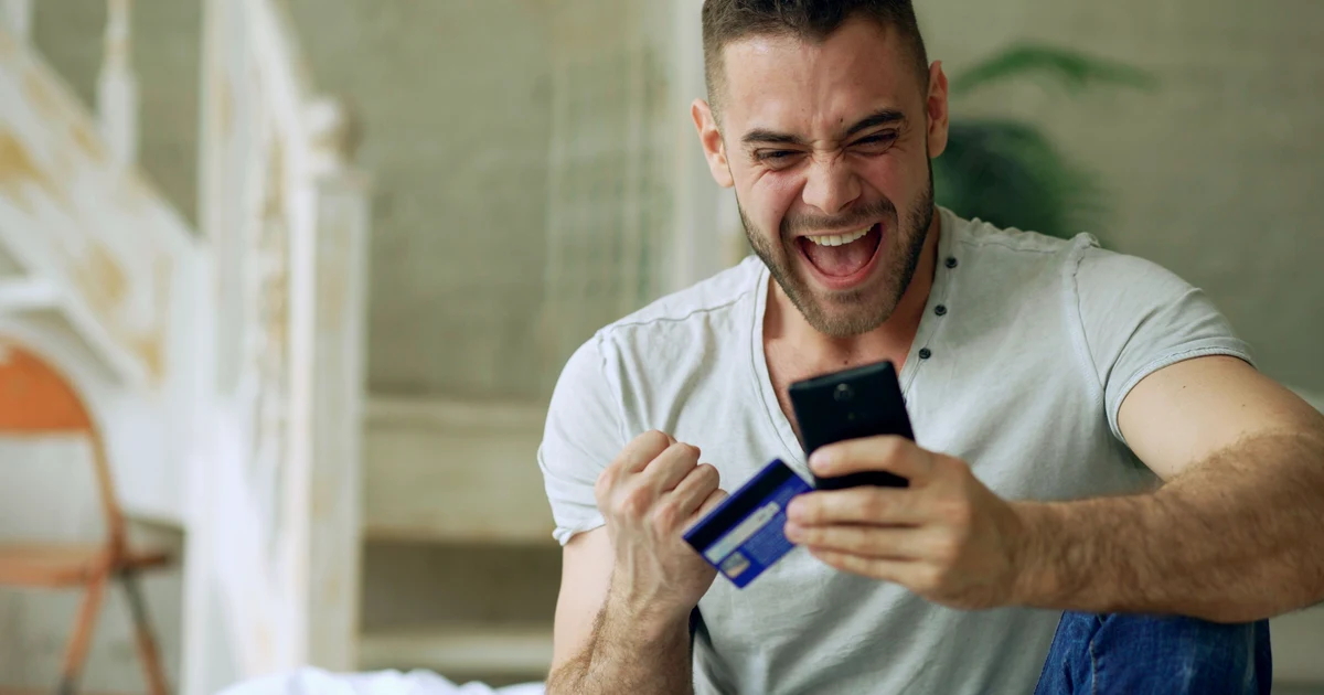 American getting approved for simple fast loan online at home